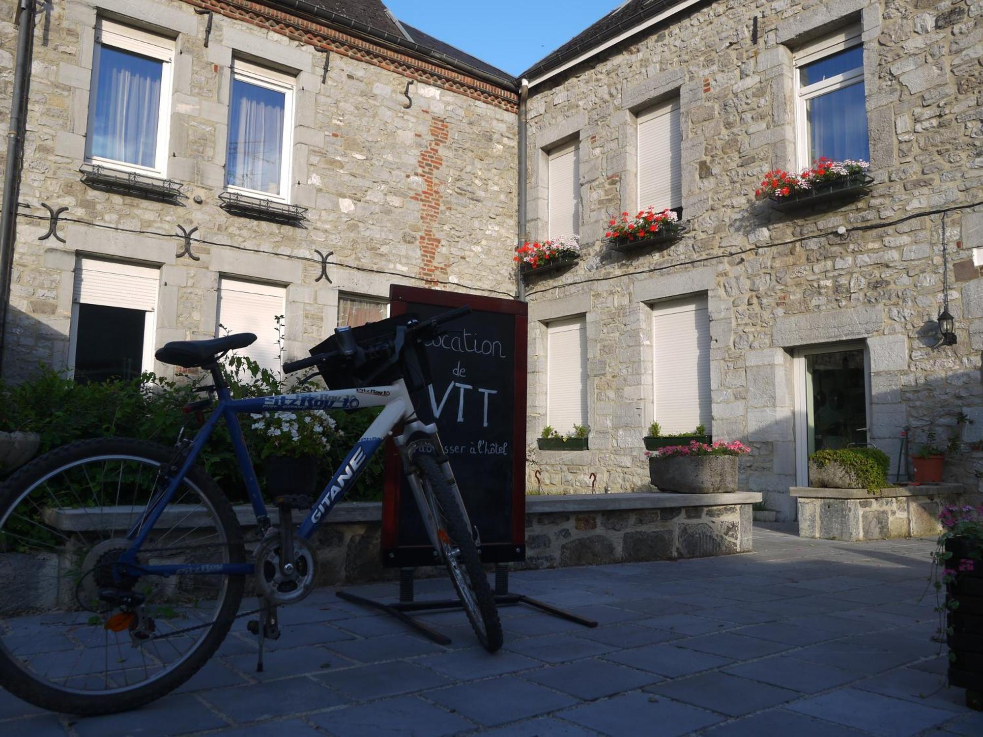 Hotel Val Saint Hilaire Givet Buitenkant foto