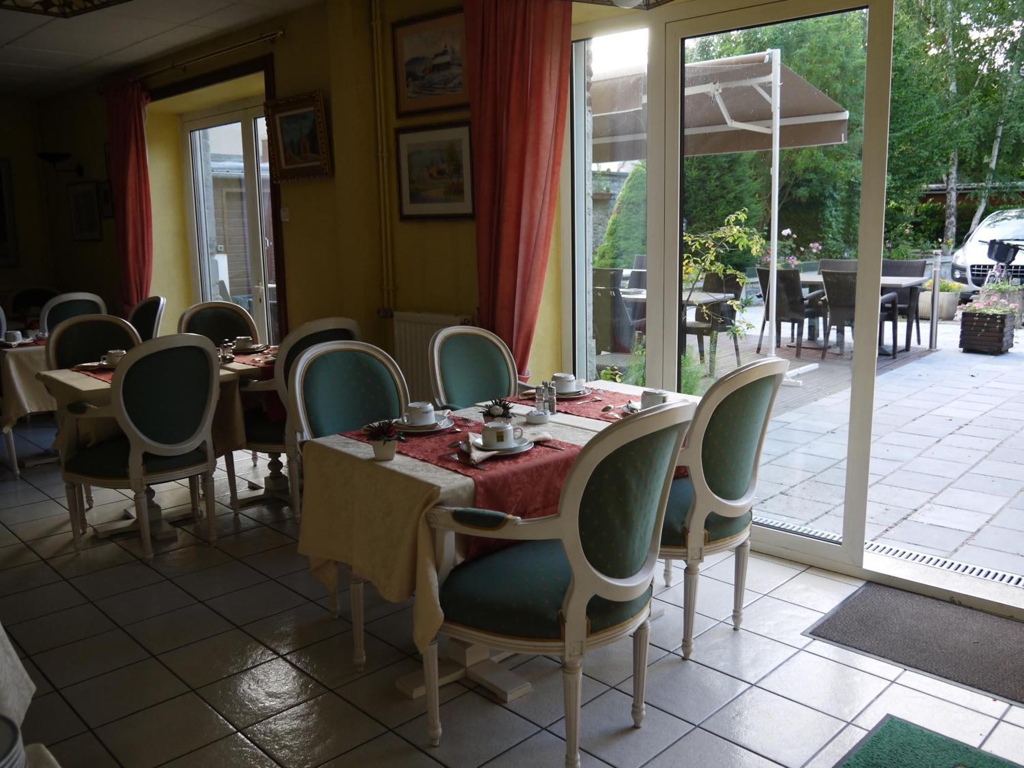 Hotel Val Saint Hilaire Givet Buitenkant foto